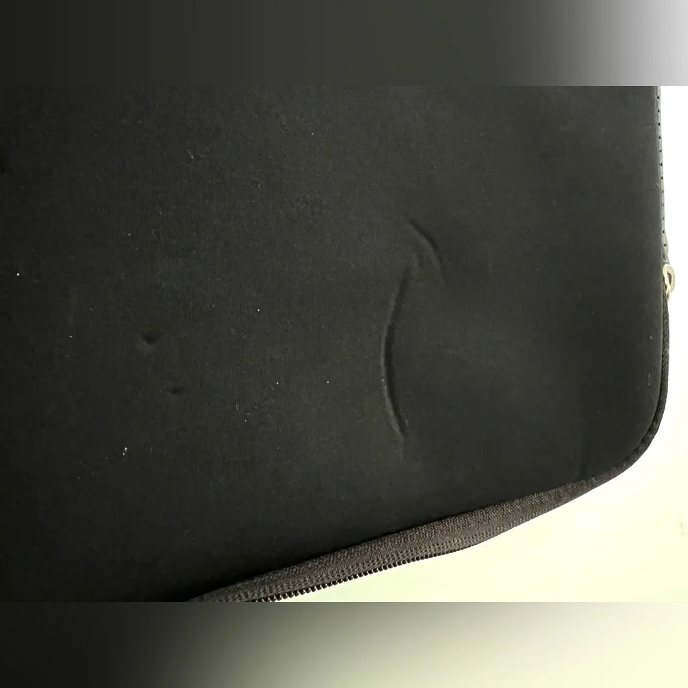 Incase Classic form cushioned laptop case Sleeve 13in Black